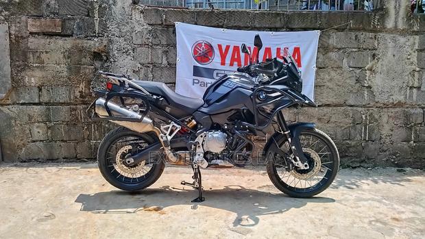 BMW 2022 Black - main view