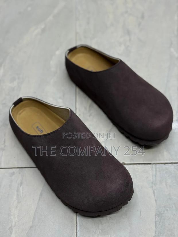 Quality Leather Unisex Sued Closed Crog Sandal Available - thumbnail 3