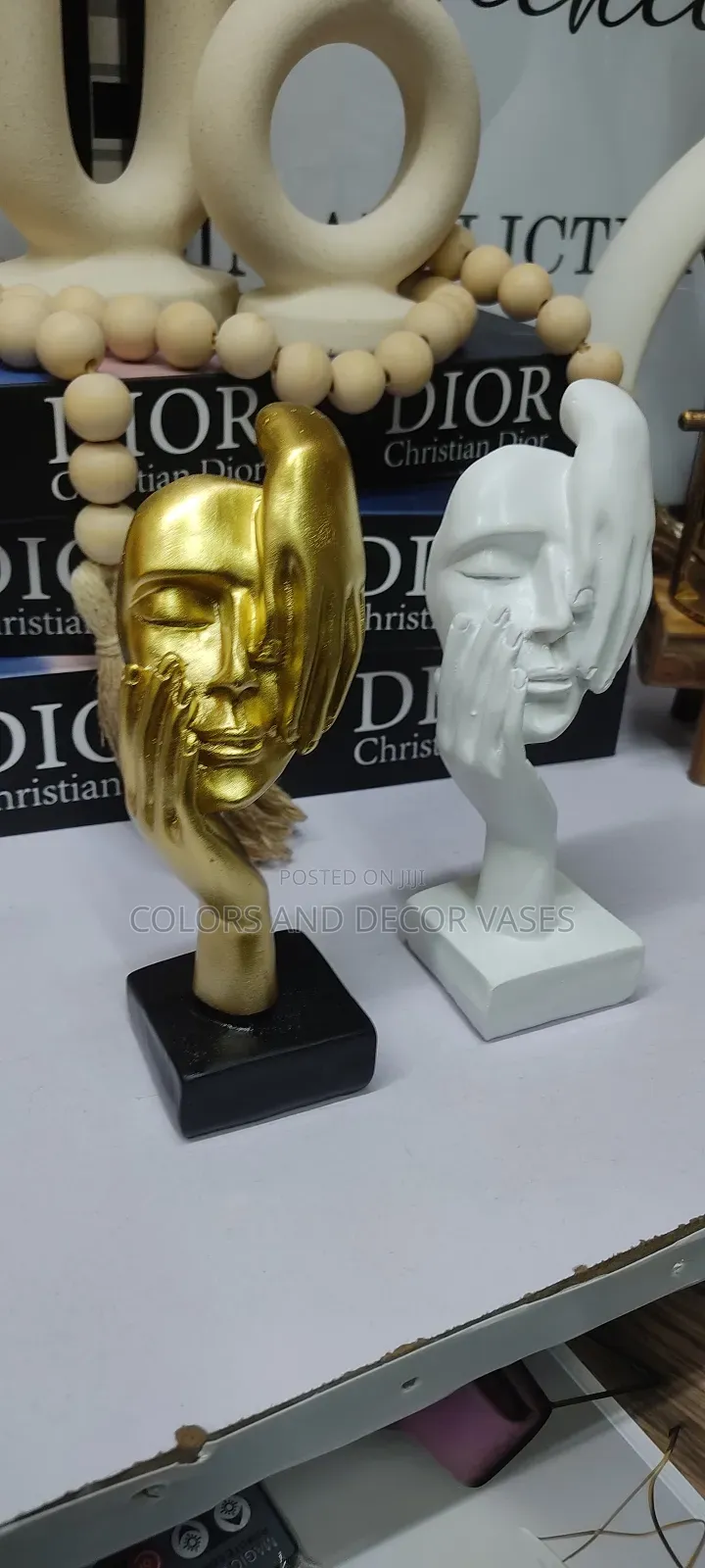 Face Stand Decor Pieces in Gold and White
