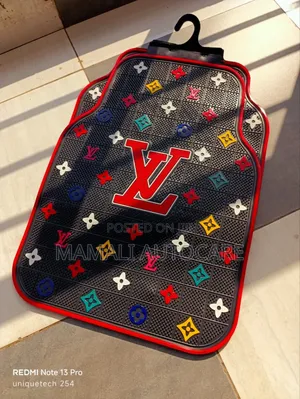 Universal Lv Rubber Floor Mats 4pcs Non-Slip Car Interior
