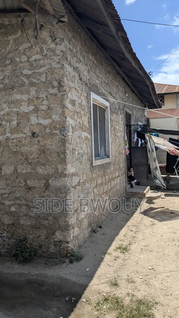 7bdrm House in Bamburi Mwisho, Kiembeni for sale