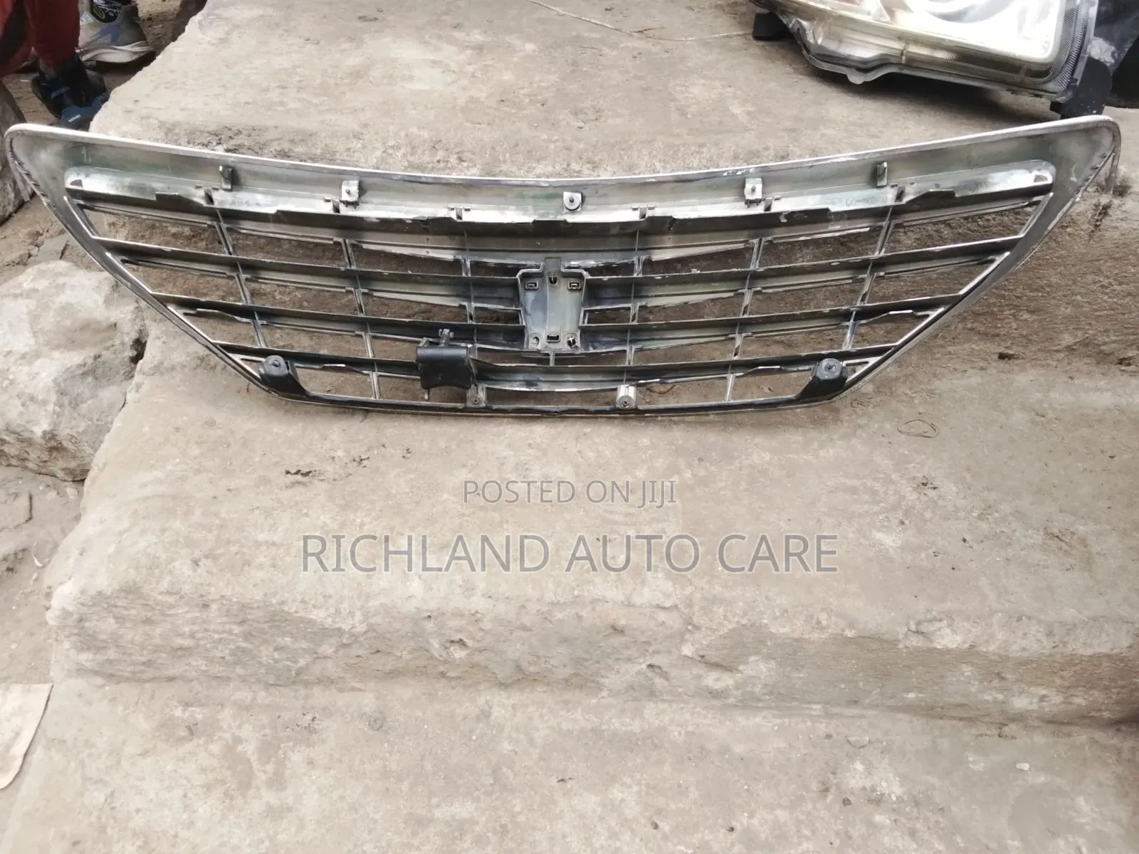 Front Grille Toyota Crown 2012
