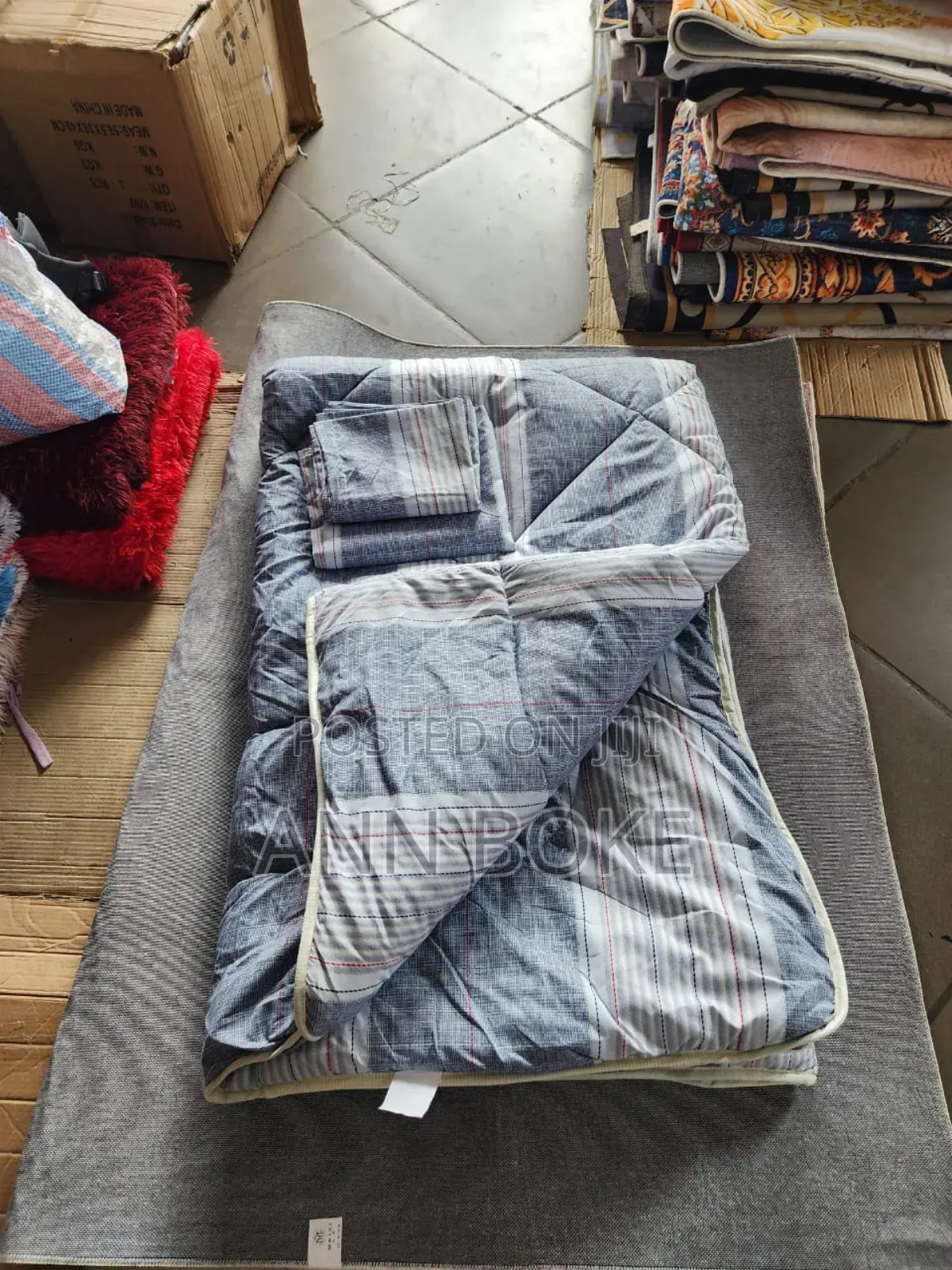 Cotton Binded Duvet
Size: 6*7
Pillowcases: 2pcs
Bedsheet: 1pc
Binded