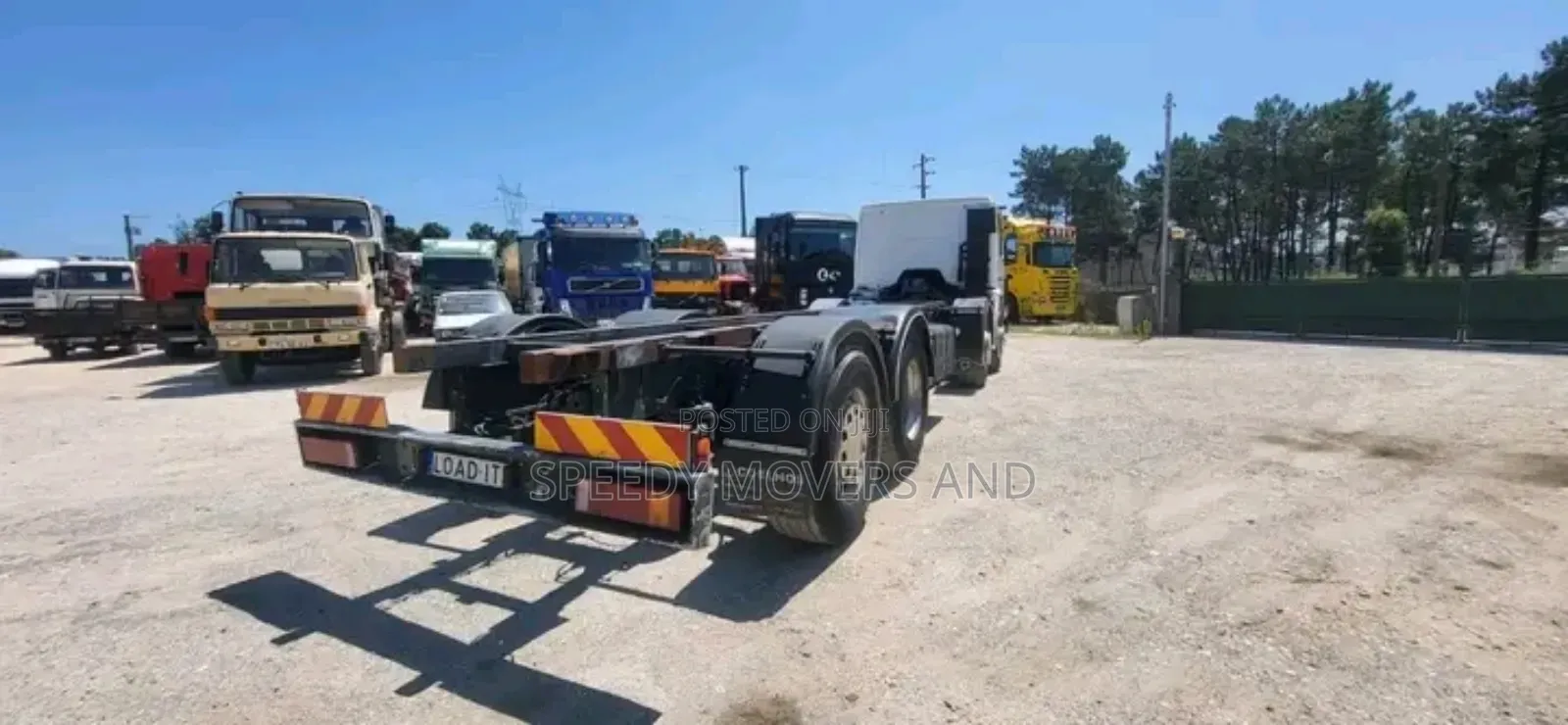 Flatbed/Skeleton Trailers Accessible for Logistics Services