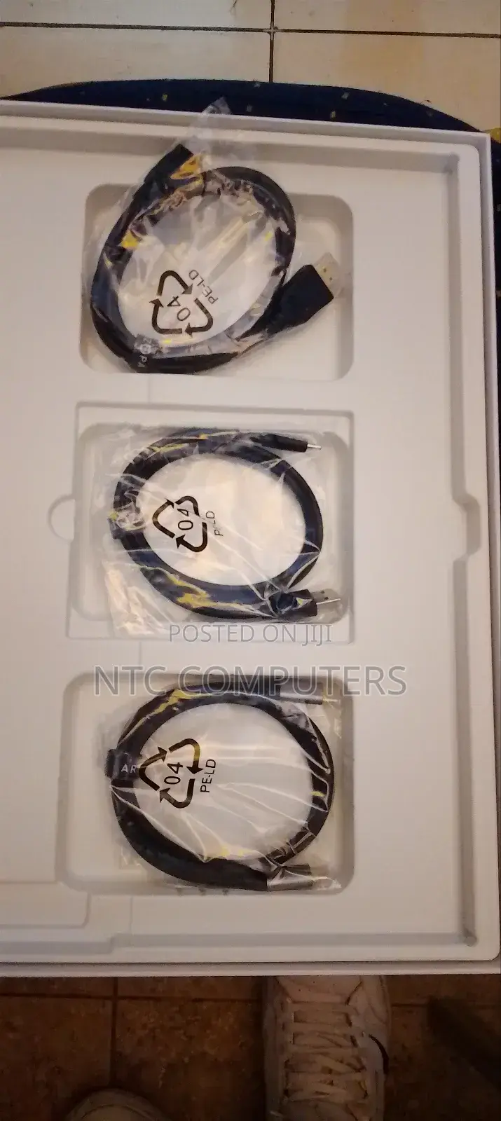 Arzopa "15.6 "Portable Monitor With Three Cables