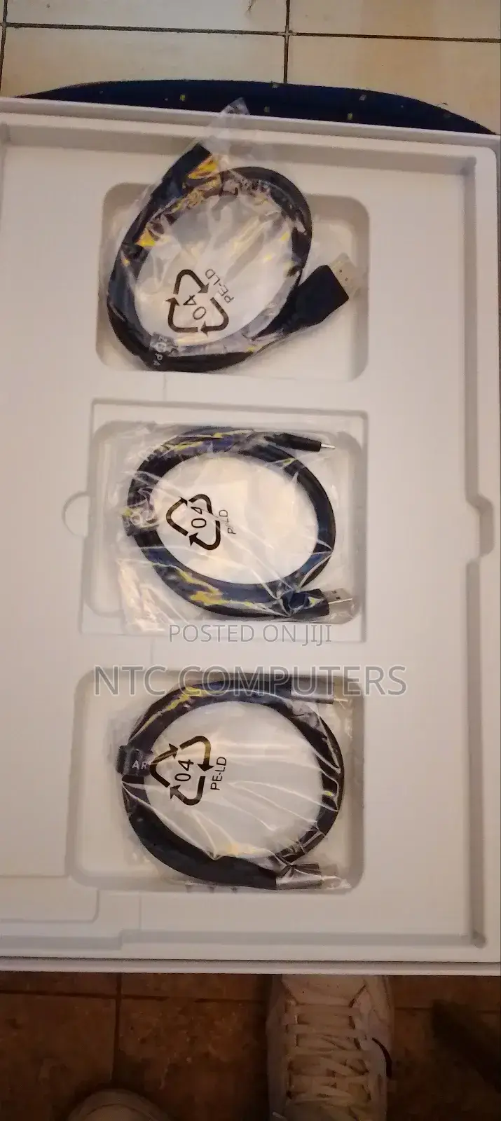 Arzopa "15.6 "Portable Monitor With Three Cables