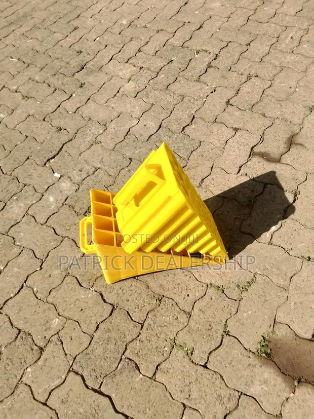 Single-Wheeled Stopper/Wheel Chocks - thumbnail 2