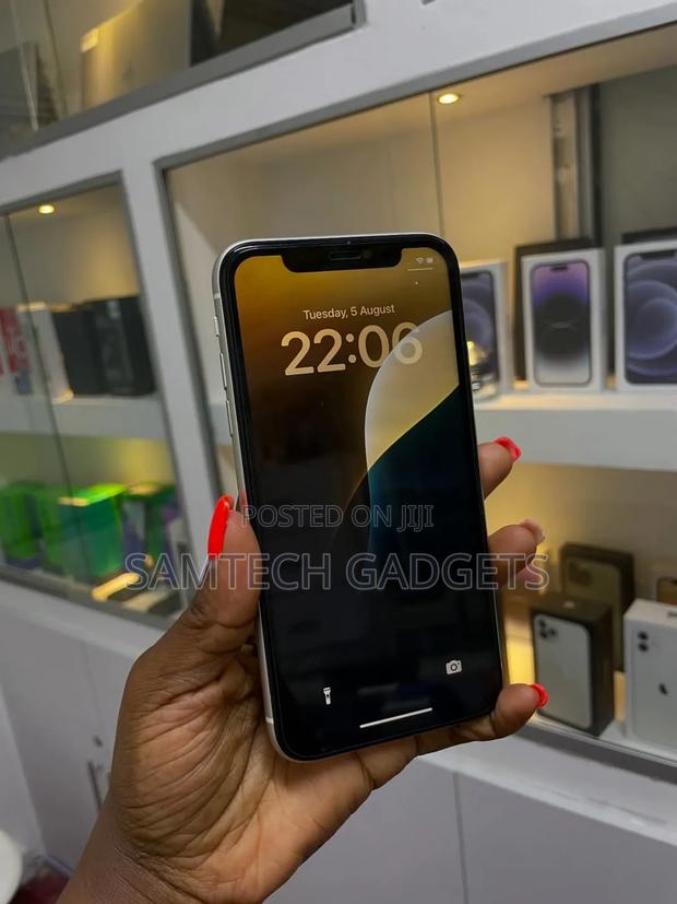 Apple iPhone 11 64 GB White - main view