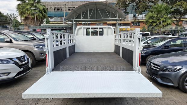 2018 Isuzu - Elf - thumbnail 11