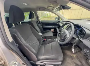 Toyota Axio 1.5 Hybrid 2WD 2019 Silver