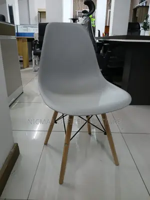 Sleek Design With Wooden Legs Non-Padded Eames Seat