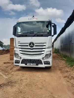 Container/ Boxbody Trailers Accessible for Logistic Errands