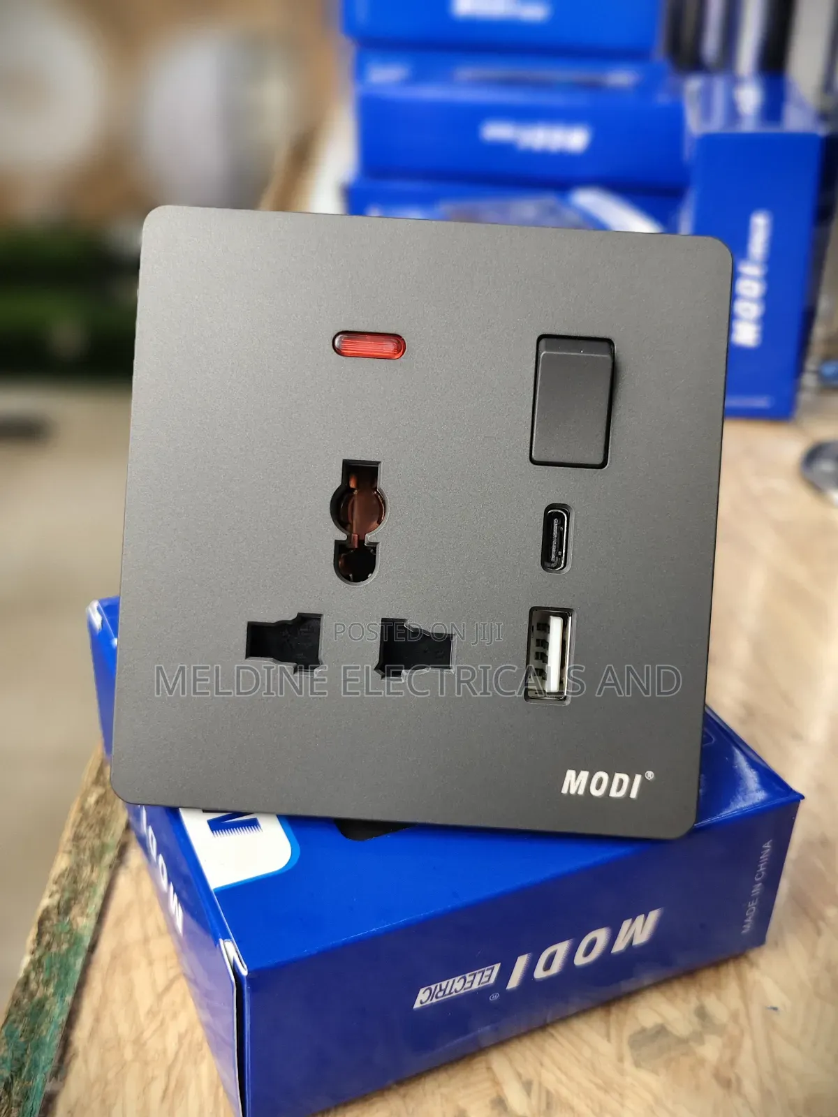 Single Socket 13a Universal With Usb and Type C Changer