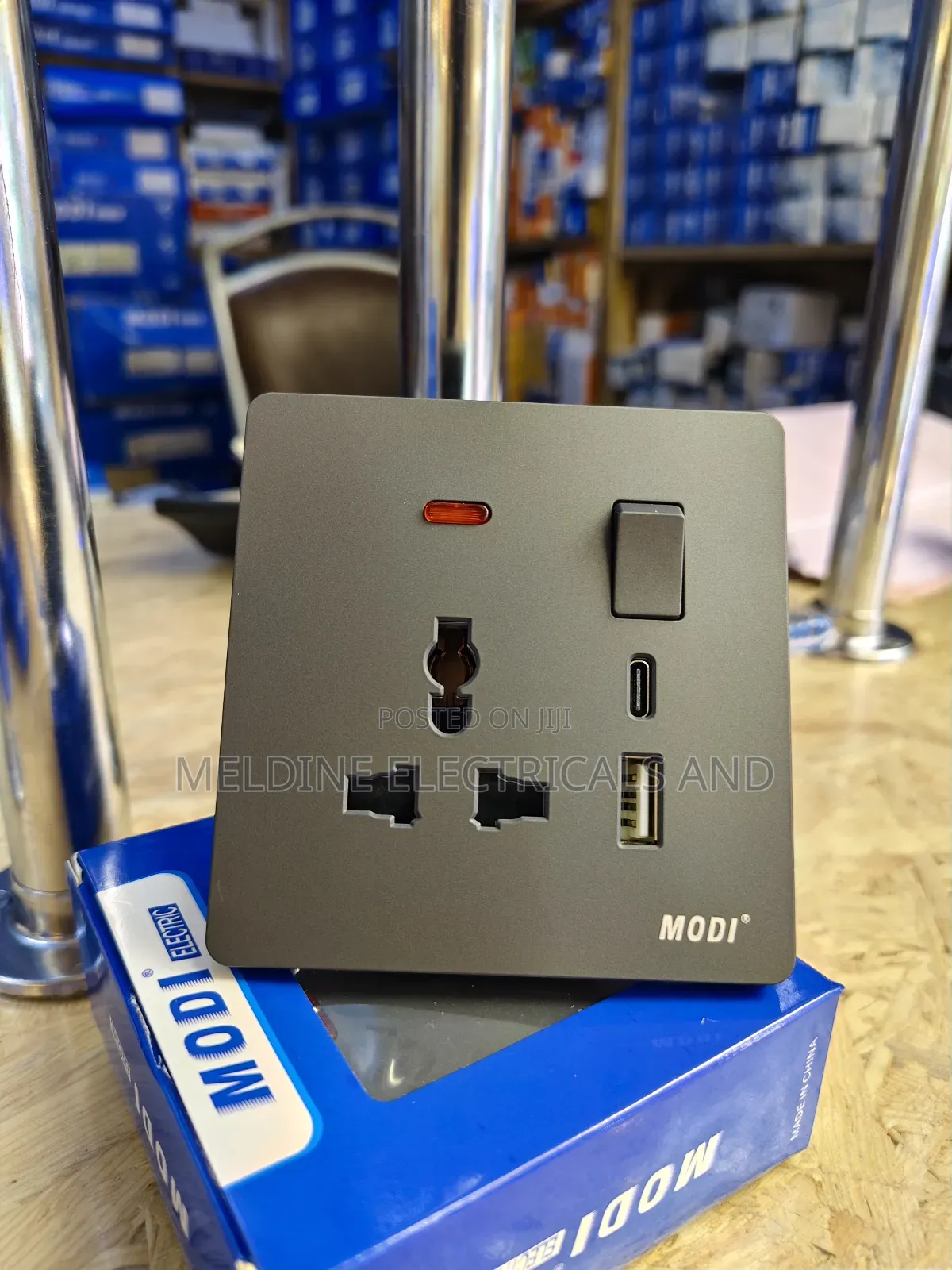 Single Socket 13a Universal With Usb and Type C Changer