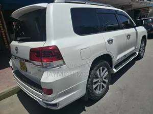 Toyota Land Cruiser 2016 White