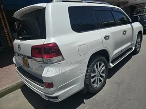 Toyota Land Cruiser 2016 White