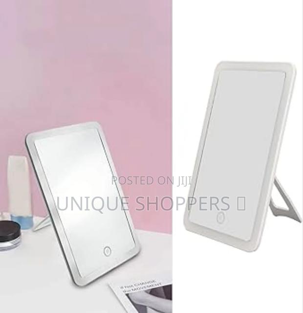 Rechargeable Travel Make Up Mirror. No Frost Three - thumbnail 3