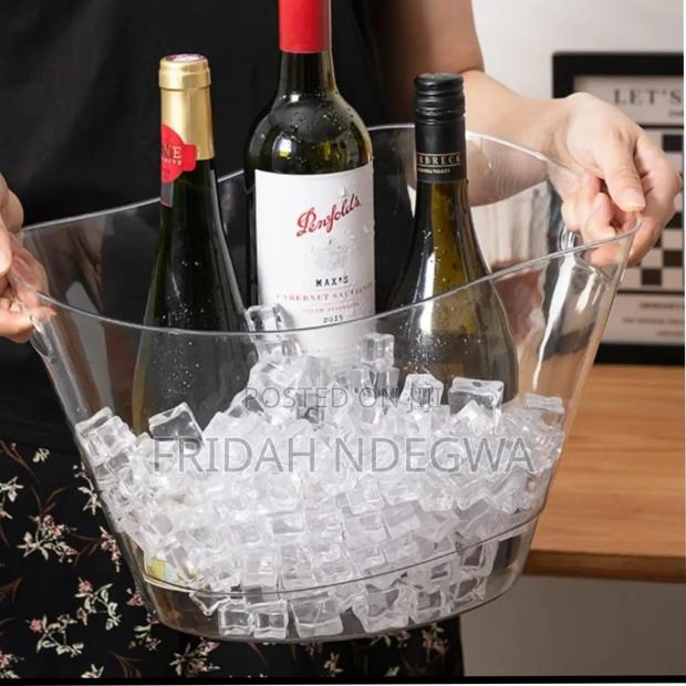 *Large Capacity Ice Bucket*