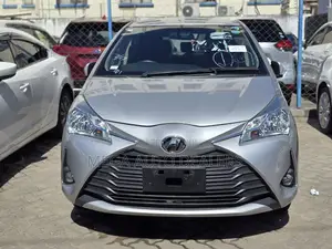 Toyota Vitz 2018 Silver