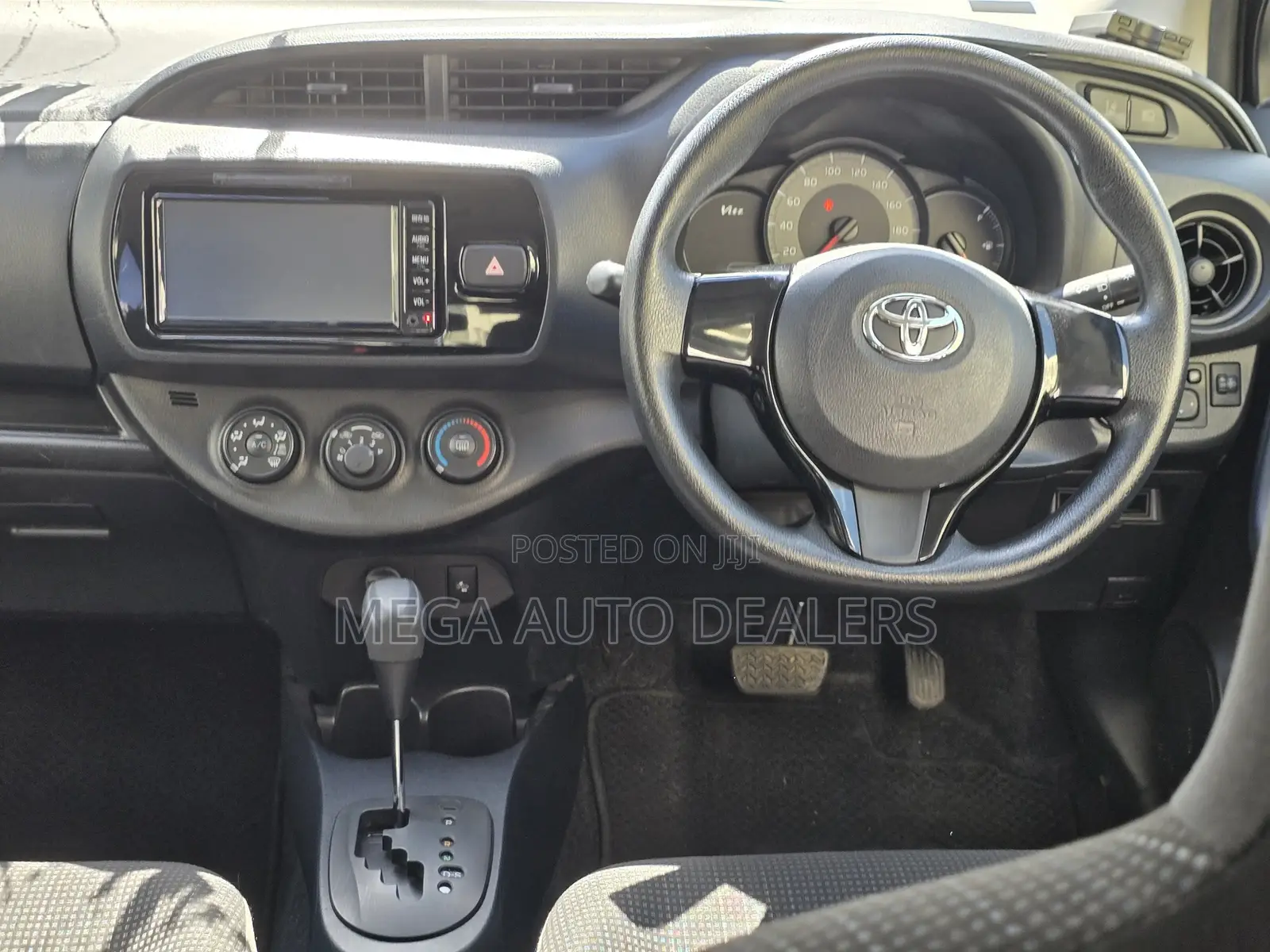 Toyota Vitz 2018 Silver
