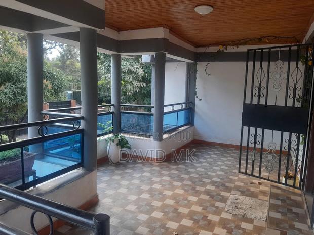 6 Bedrooms, 4 Ensuite - thumbnail 3