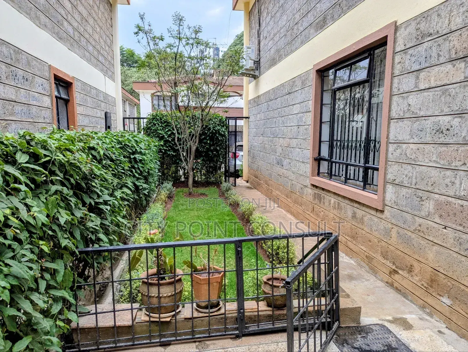 5bdrm Townhouse/Terrace in Raphta Road Area for sale