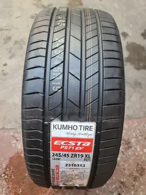 245 /45 R19 Khumo.
