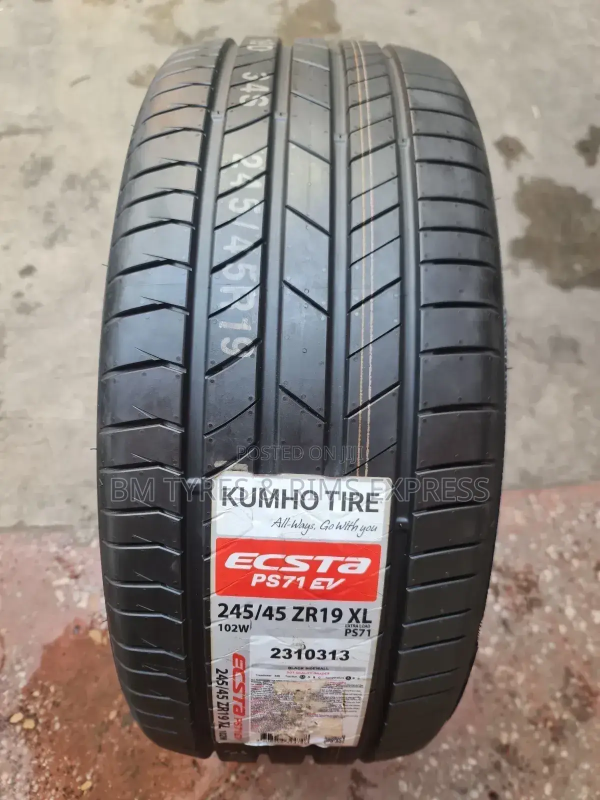 245 /45 R19 Khumo.