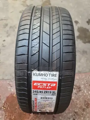 245 /45 R19 Khumo.