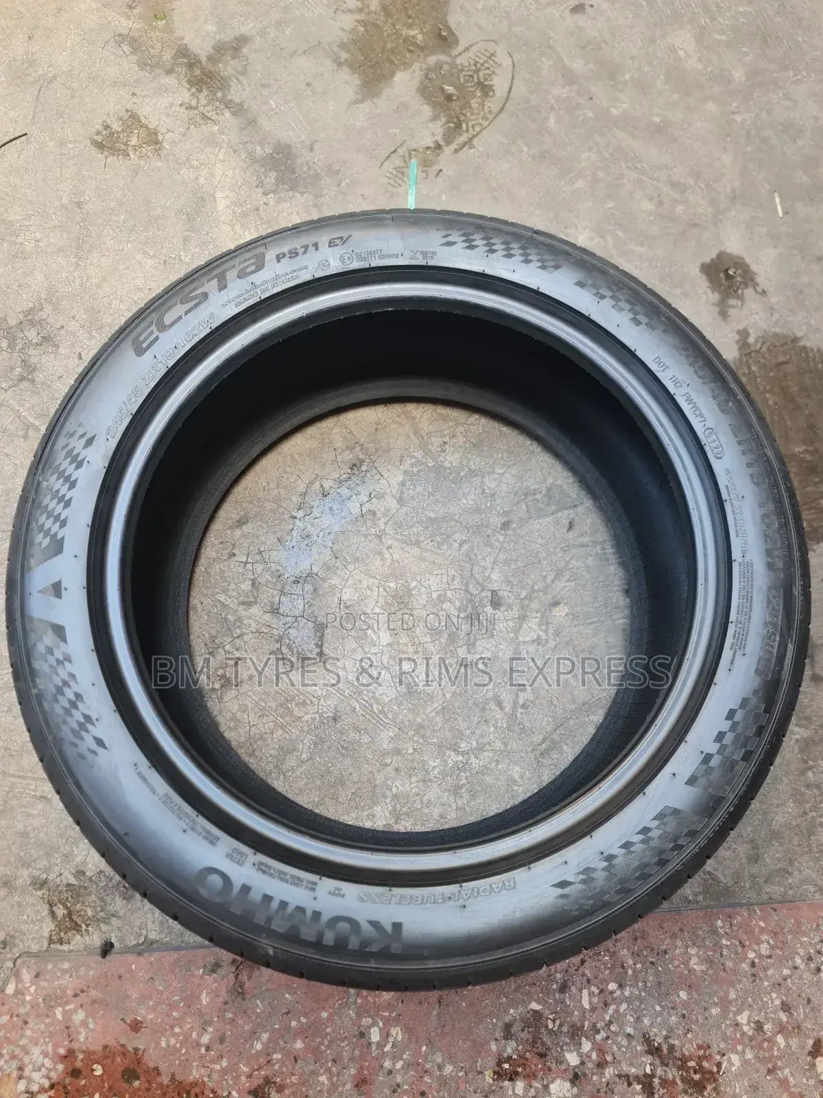 245 /45 R19 Khumo.