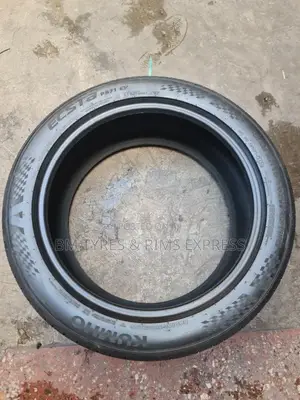 245 /45 R19 Khumo.