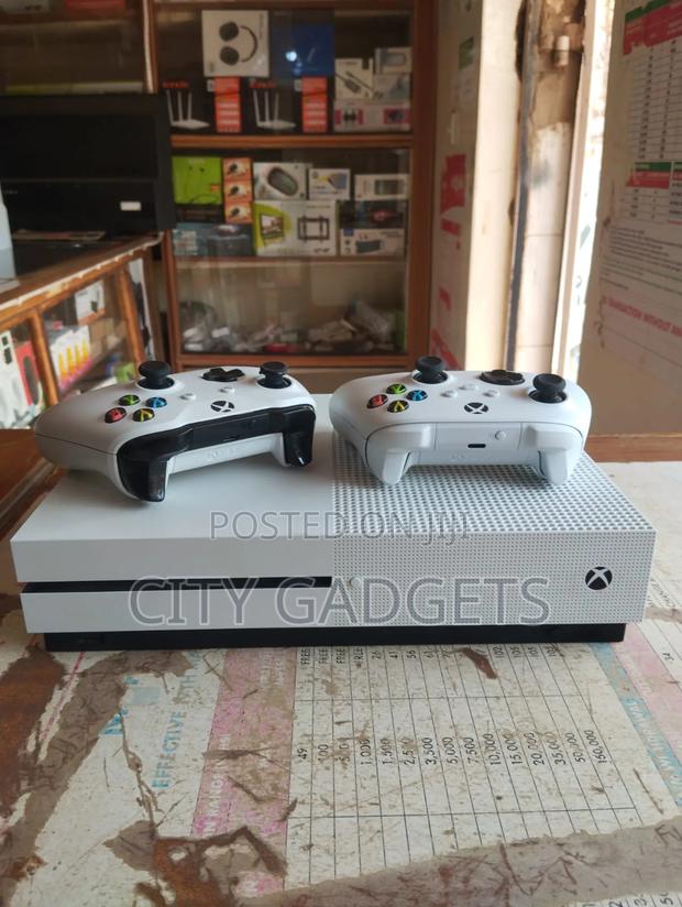 Xbox One S 1tb Used With Two Controllers
