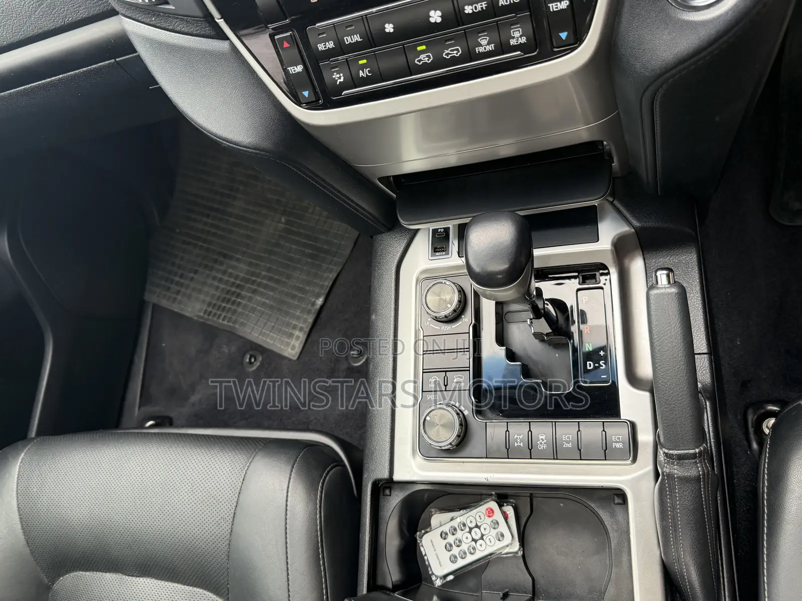 Toyota Land Cruiser 4.6 V8 AX G Selection 2018 Black