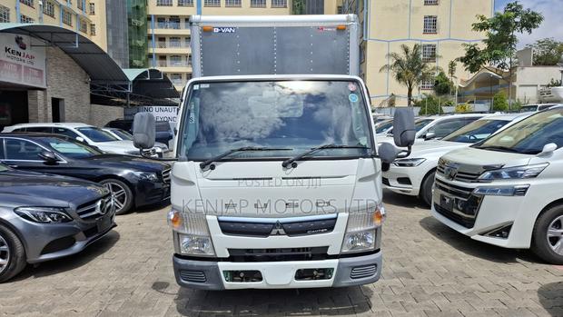 Mitsubishi Canter 2018 White - main view
