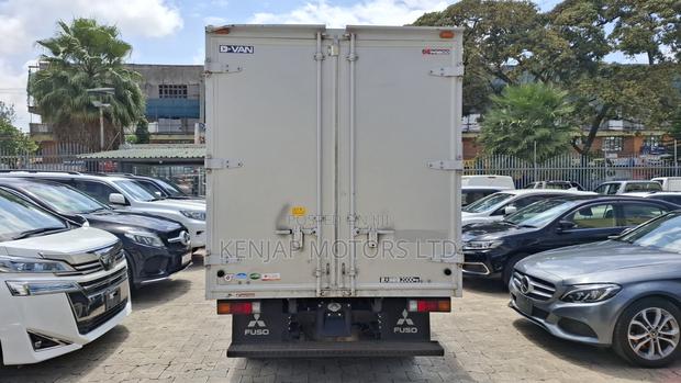 Mitsubishi Canter 2018 White - thumbnail 5