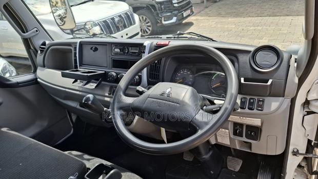 Mitsubishi Canter 2018 White - thumbnail 9