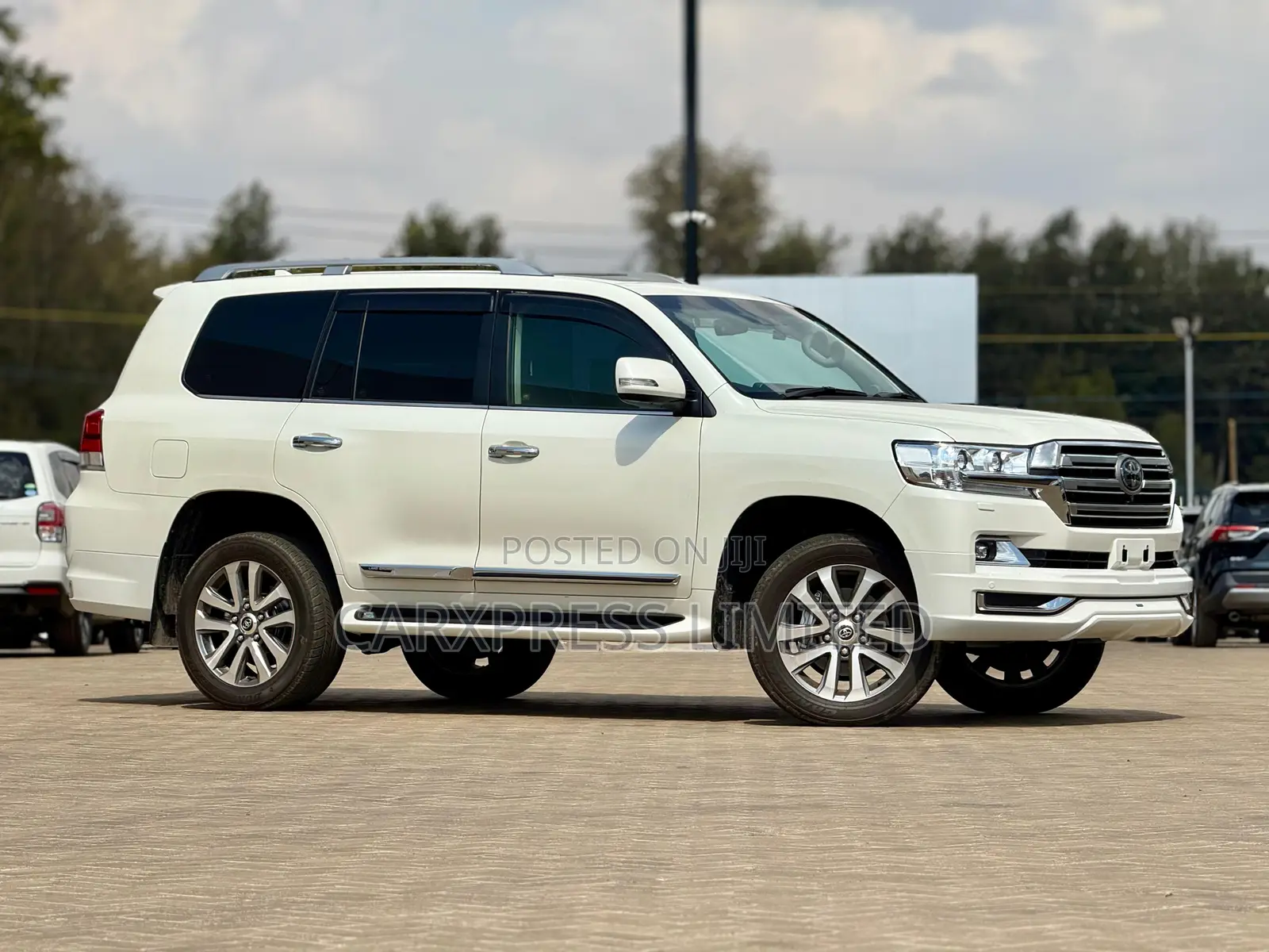 Toyota Land Cruiser 4.6 V8 ZX 2018 White