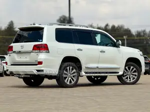 Toyota Land Cruiser 4.6 V8 ZX 2018 White