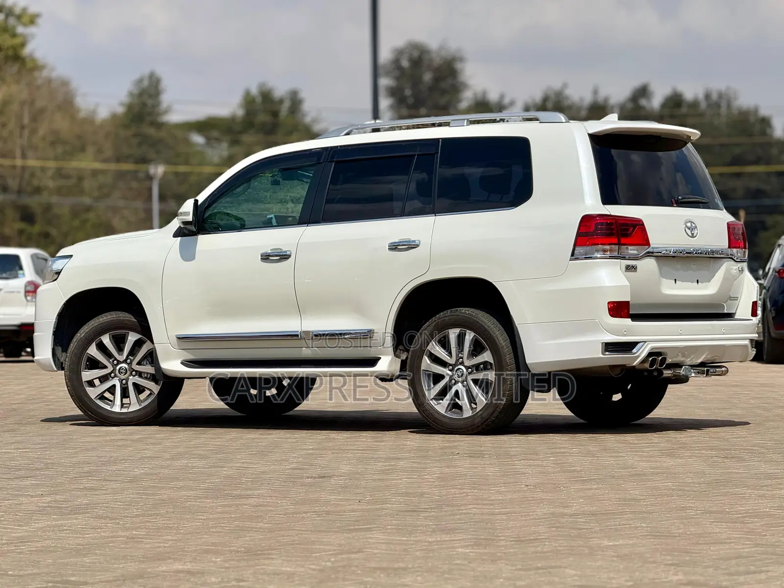 Toyota Land Cruiser 4.6 V8 ZX 2018 White