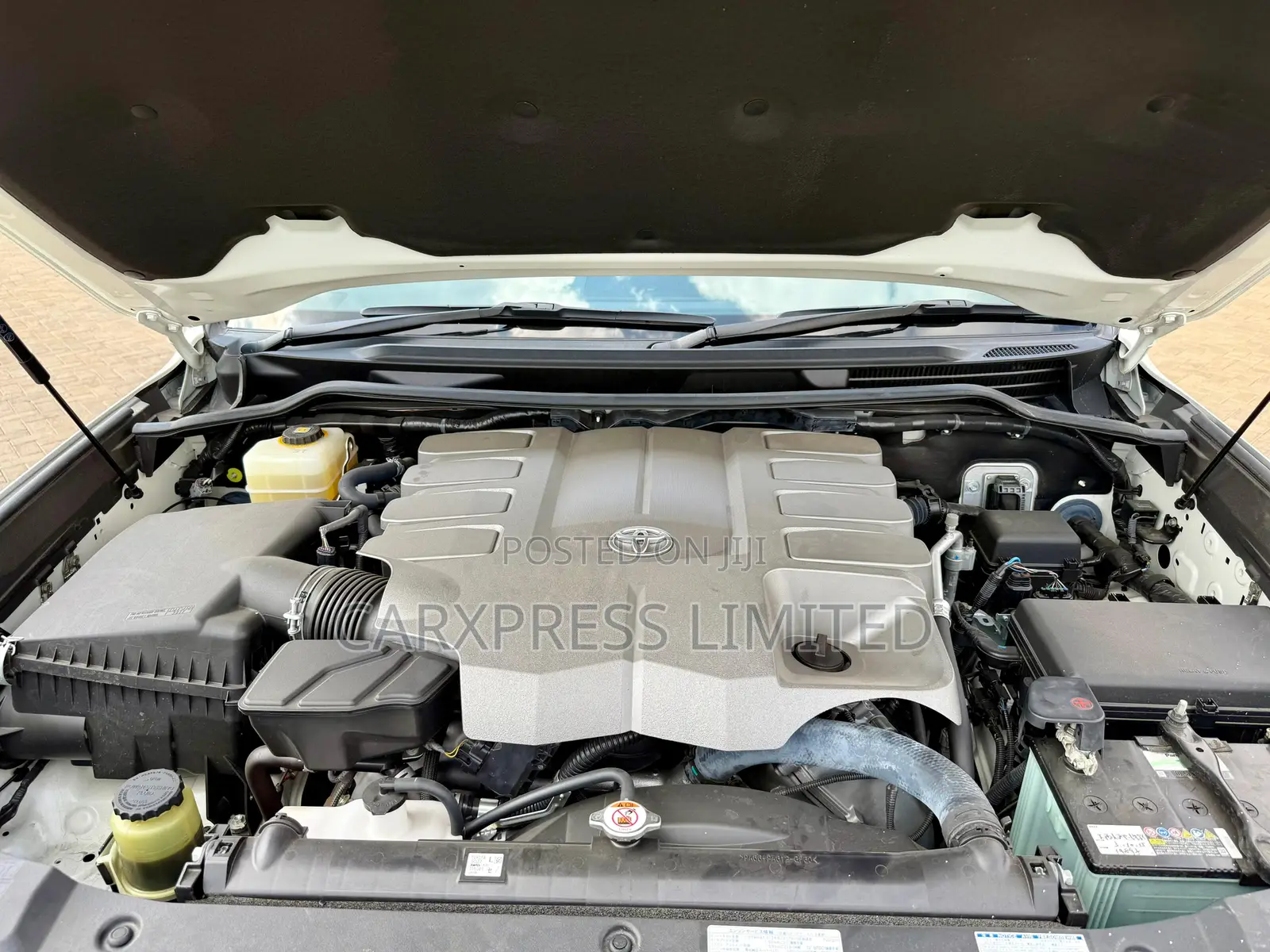 Toyota Land Cruiser 4.6 V8 ZX 2018 White
