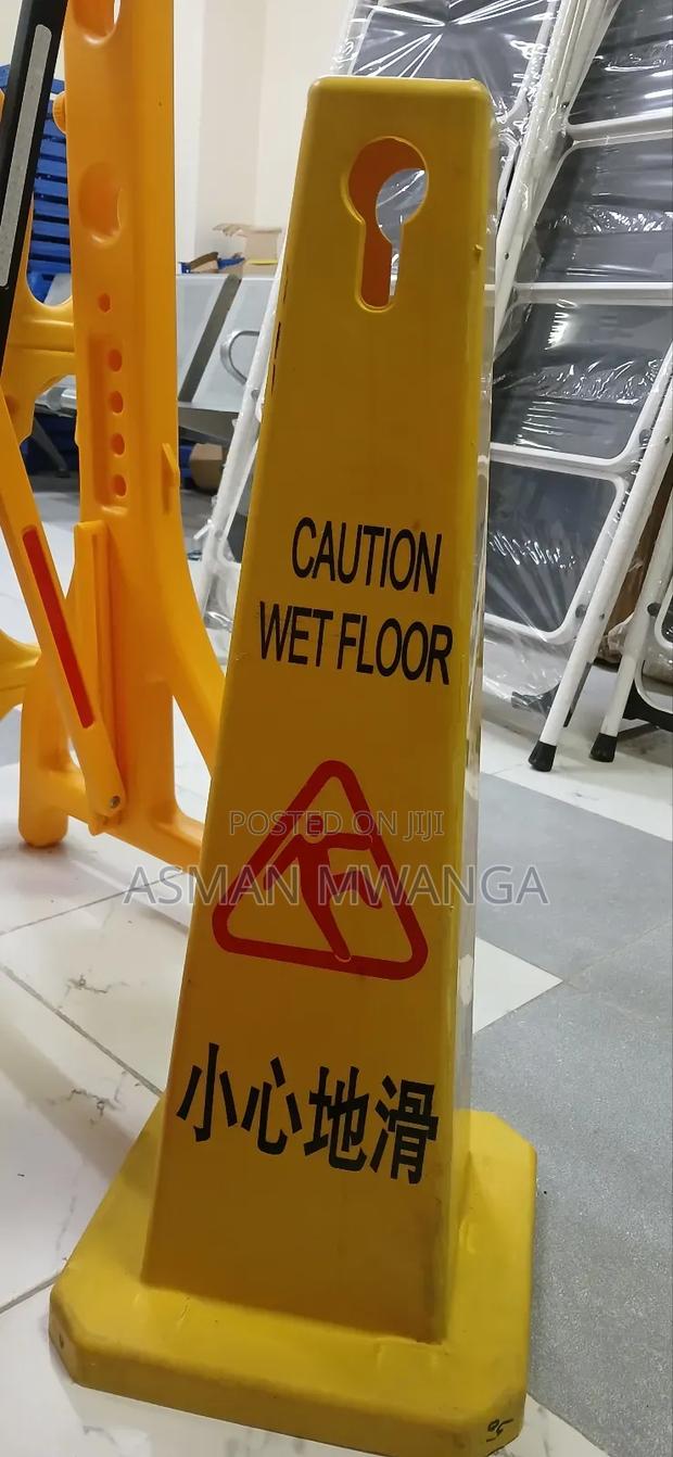 Wet Floor Caution Sign 70cm - thumbnail 4