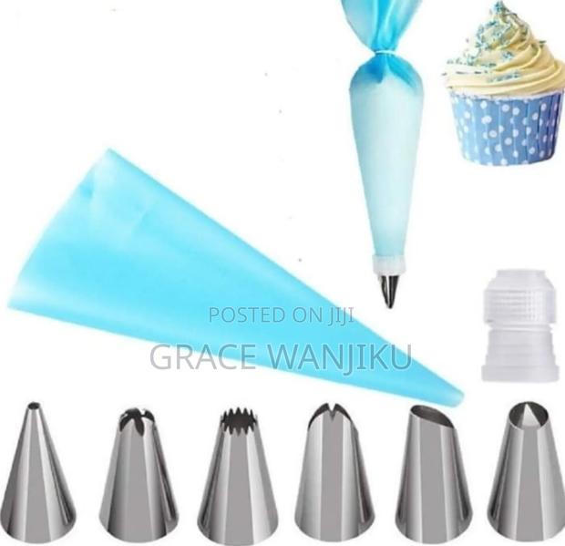 Piping Bag With Mettalic Nozzles *