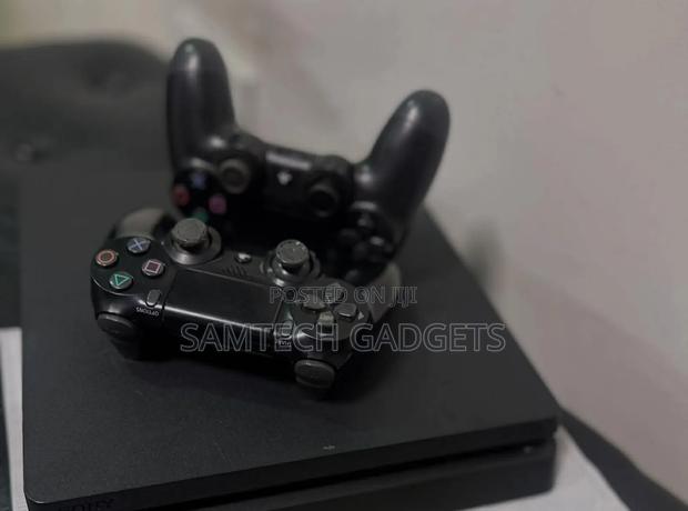 Sony Ps4 Slim With 2 Pads - main view