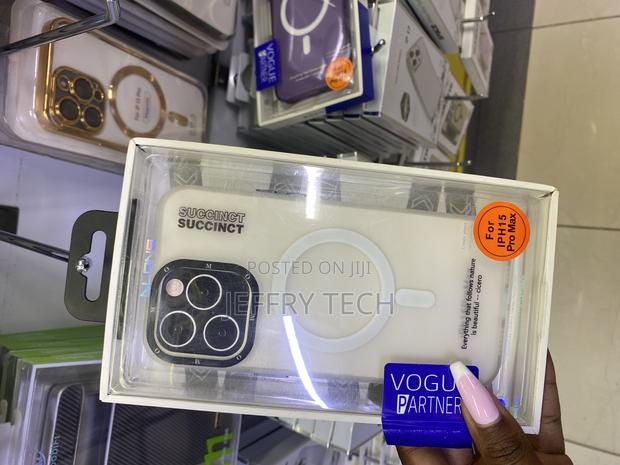 Hewer iPhone 15 Pro Max Clear Case With Magsafe and Camera Boarders - main view