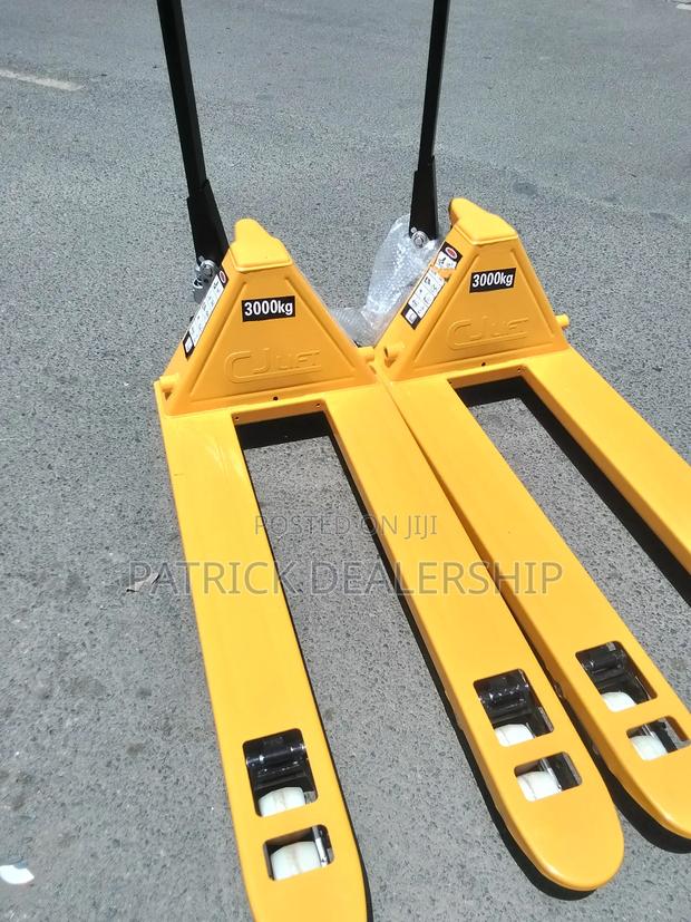 Manual Pallet Truck - thumbnail 3
