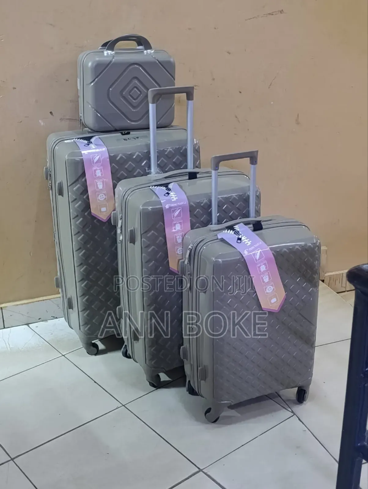 Price Drop! 
*4 in 1 Luxurious Unbreakable Suitcase*
Zipper