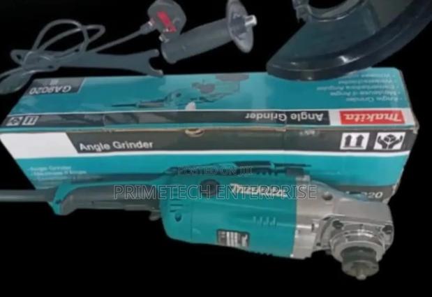 9" Makita Grinder With Cutting Disc
