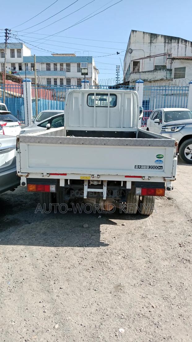 Mitsubishi Fuso Canter 2018 White - thumbnail 2