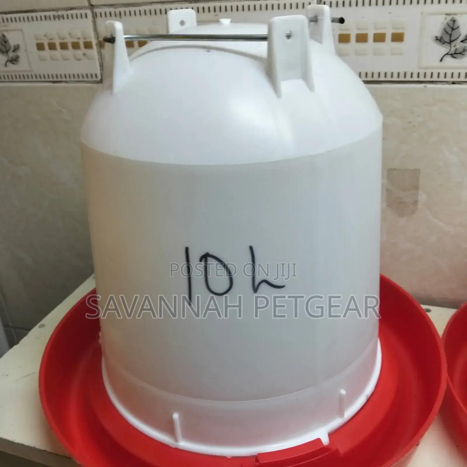 10-Liter Manual Chicken Drinker to Provide Water for Poultry.