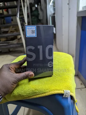 New Samsung Galaxy S10e 128 GB Black